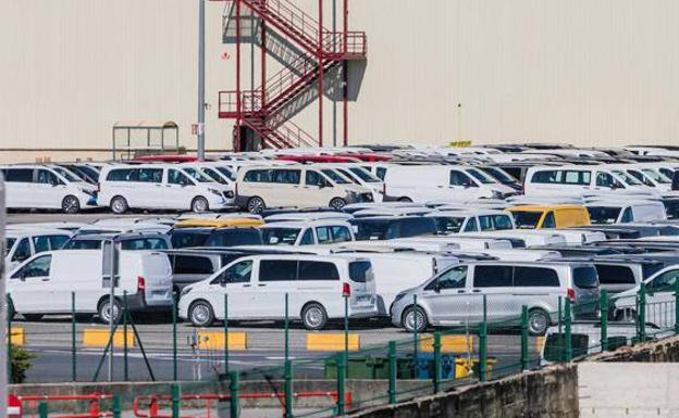 La campa de Mercedes que rodea a la fábrica de Vitoria cada vez está más llena