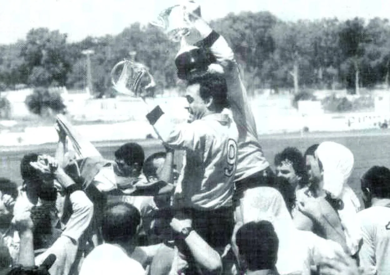 La segunda Copa. Javichín Díaz Paternain levanta el trofeo junto a sus compañeros del Getxo después de superar al Gernika. 
