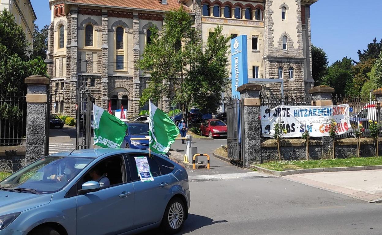 Una caravana de coches ha tomado las calles en defensa de un convenio. 