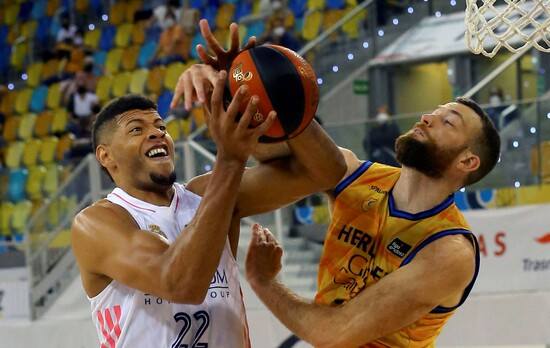 Costello lucha con Tavares en su reciente enfrentamiento en los play off de la ACB