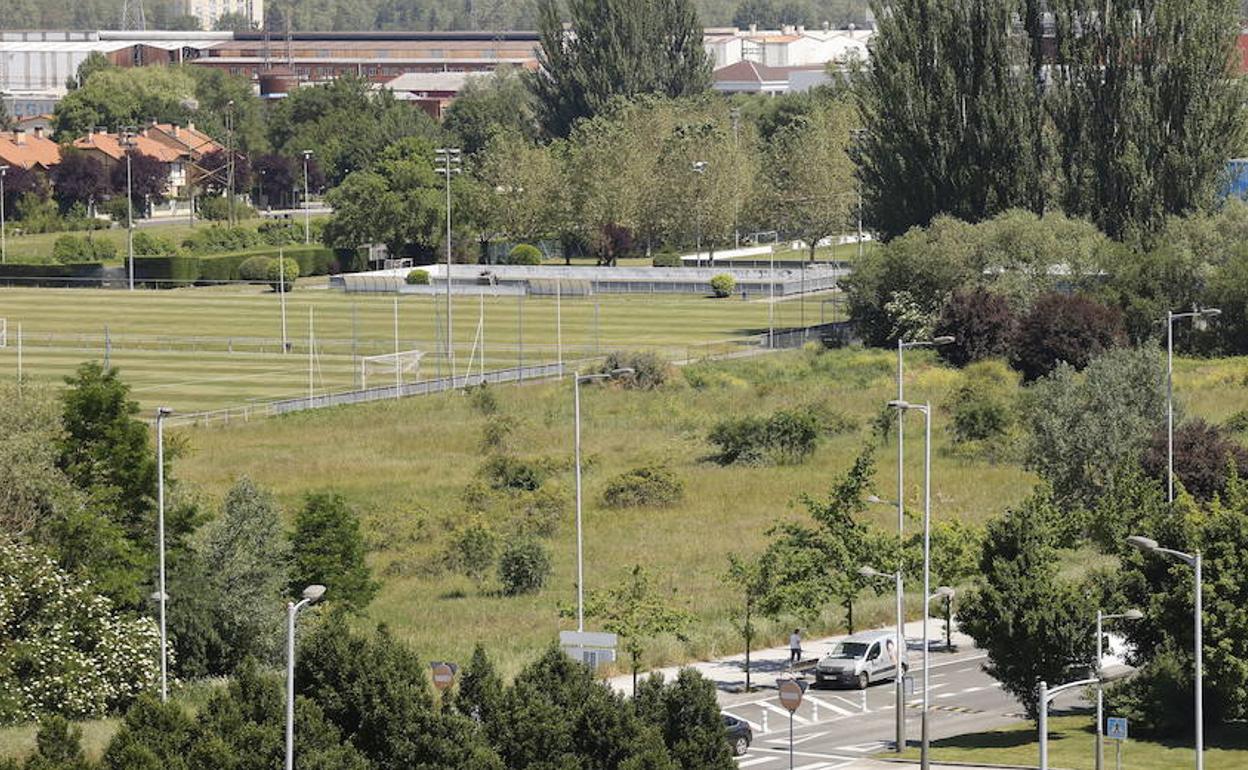 La parcela de Betoño, junto a los campos de fútbol, es una de las opciones para las cocheras.