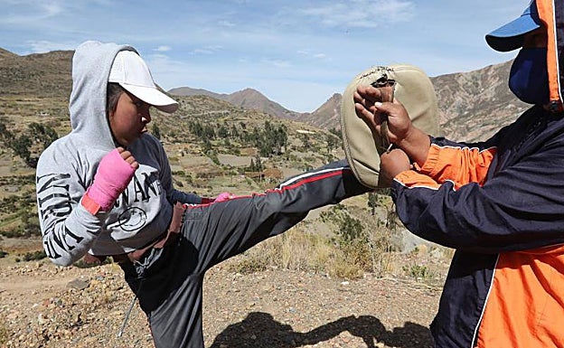 Imagen principal - Conversando y entrenando junto a su padre Beto, de quien ha heredado su afición por el boxeo. 