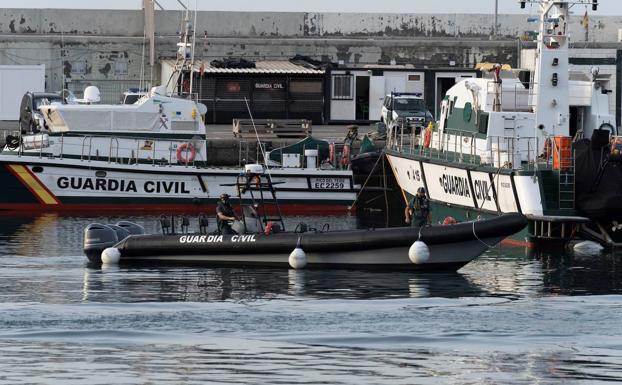 Varias de las patrulleras de la Guardia Civil que han participado en la búsqueda, en el muelle de Santa Cruz de Tenerife.