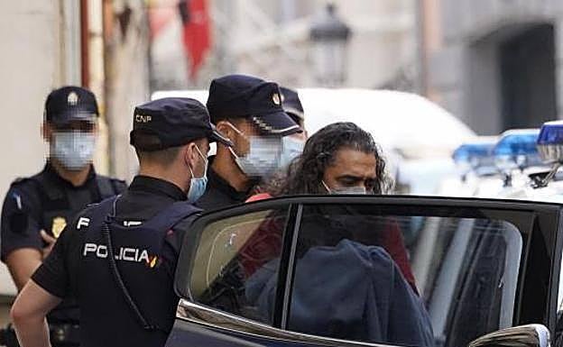 El cantante Diego 'El Cigala' saliendo detenido de comisaría 