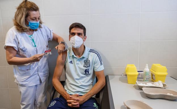 Gerard Moreno recibe la dosis de la vacuna anticovid. 