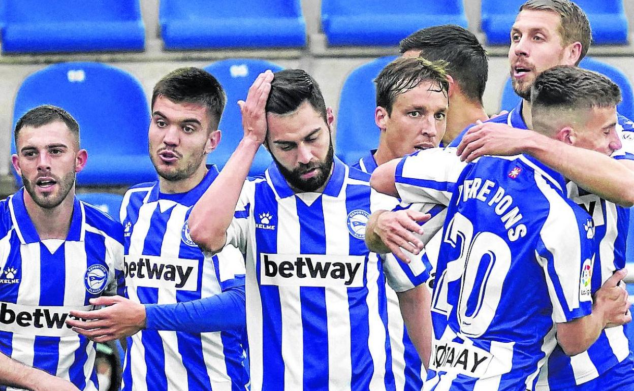 El Alavés lleva tres años luciendo la marca Betway en la camiseta del equipo masculino