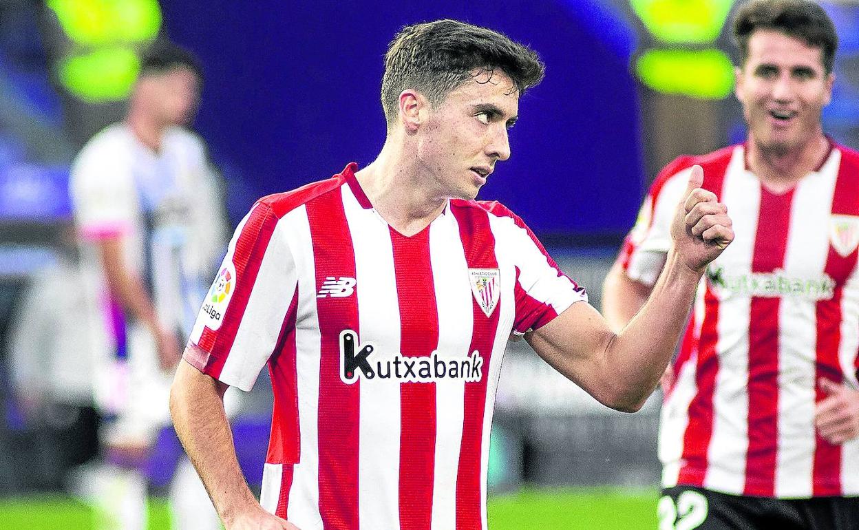 Zarraga, con Morcillo de fondo, celebra un tanto anotado en un amistoso en Valladolid. 