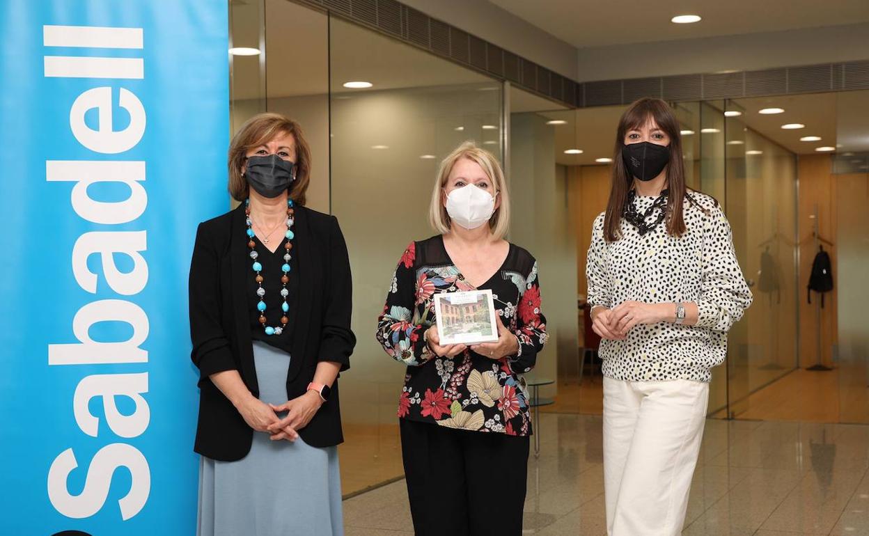 La ganadora del concurso, junto a representantes del Banco Sabadell y EL CORREO. 