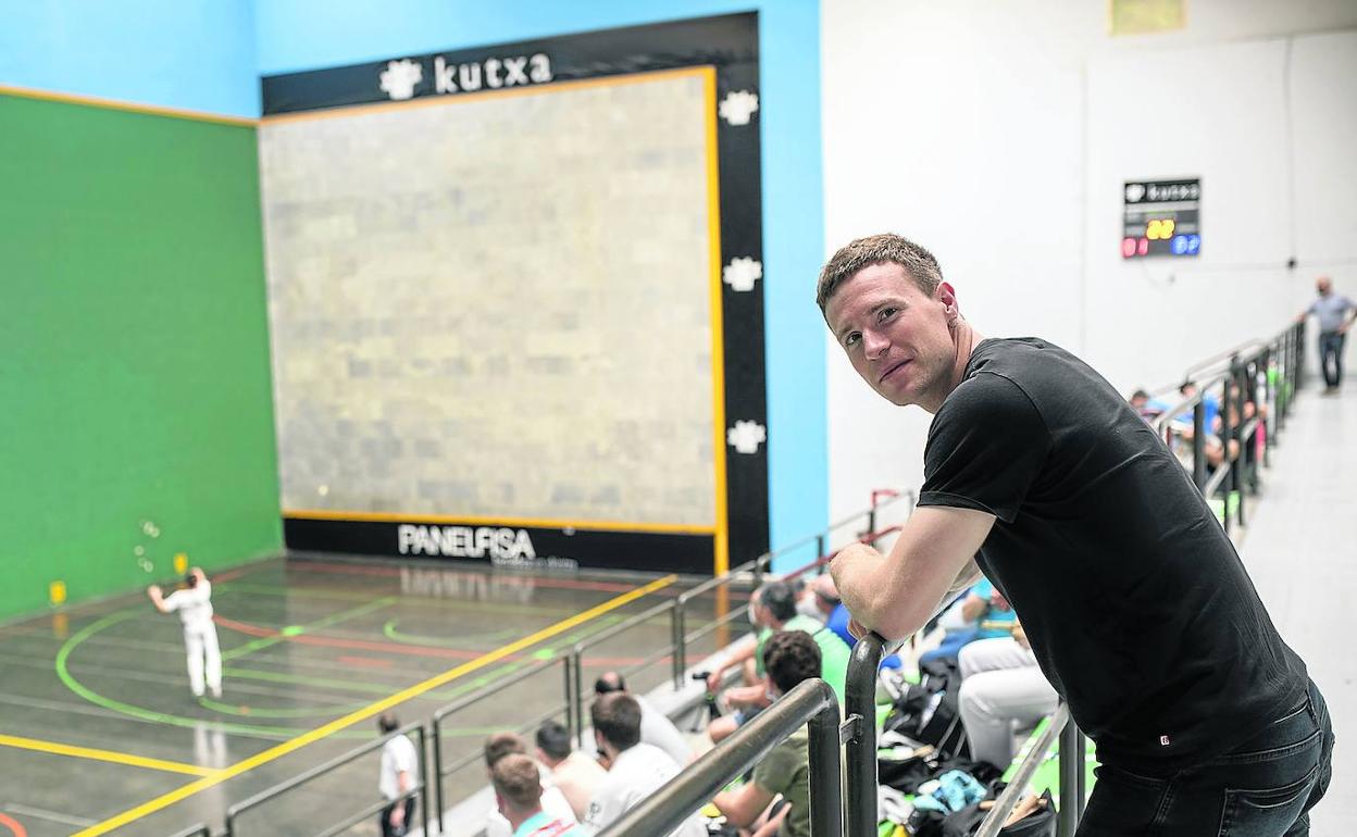 Iñaki Artola posa ayer en el frontón Elorri de Alegia durante la ida de semifinales del Interpueblos ante Oiartzun, ganador por 0-3.