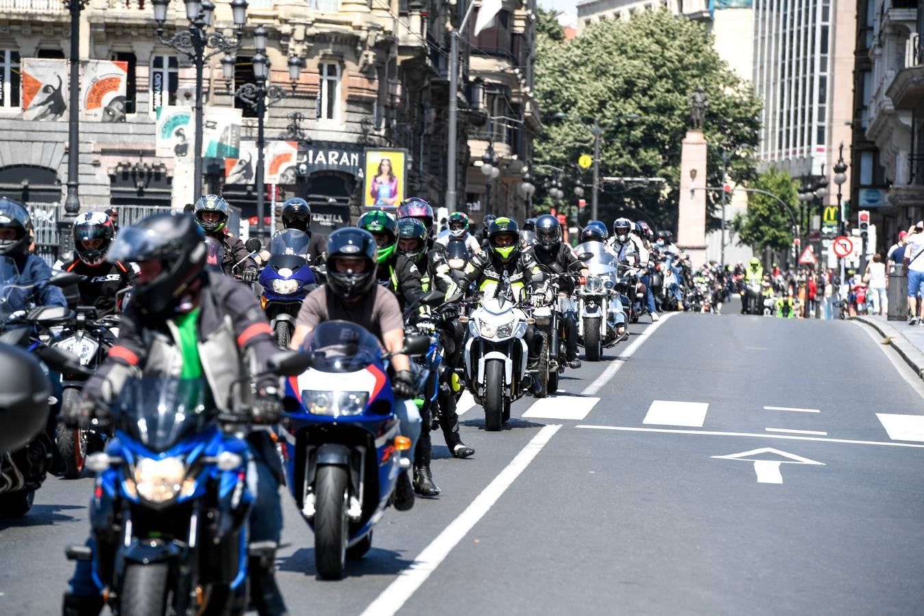 Fotos: Cientos de moteros toman Bilbao para reclamar mayor seguridad vial