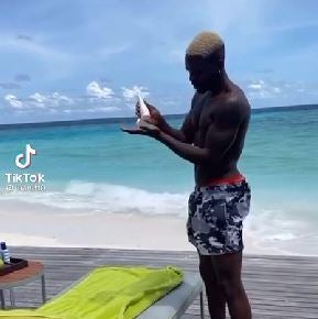 Iñaki Williams manda un mensaje sobre la importancia de echarse crema de sol con un divertido vídeo