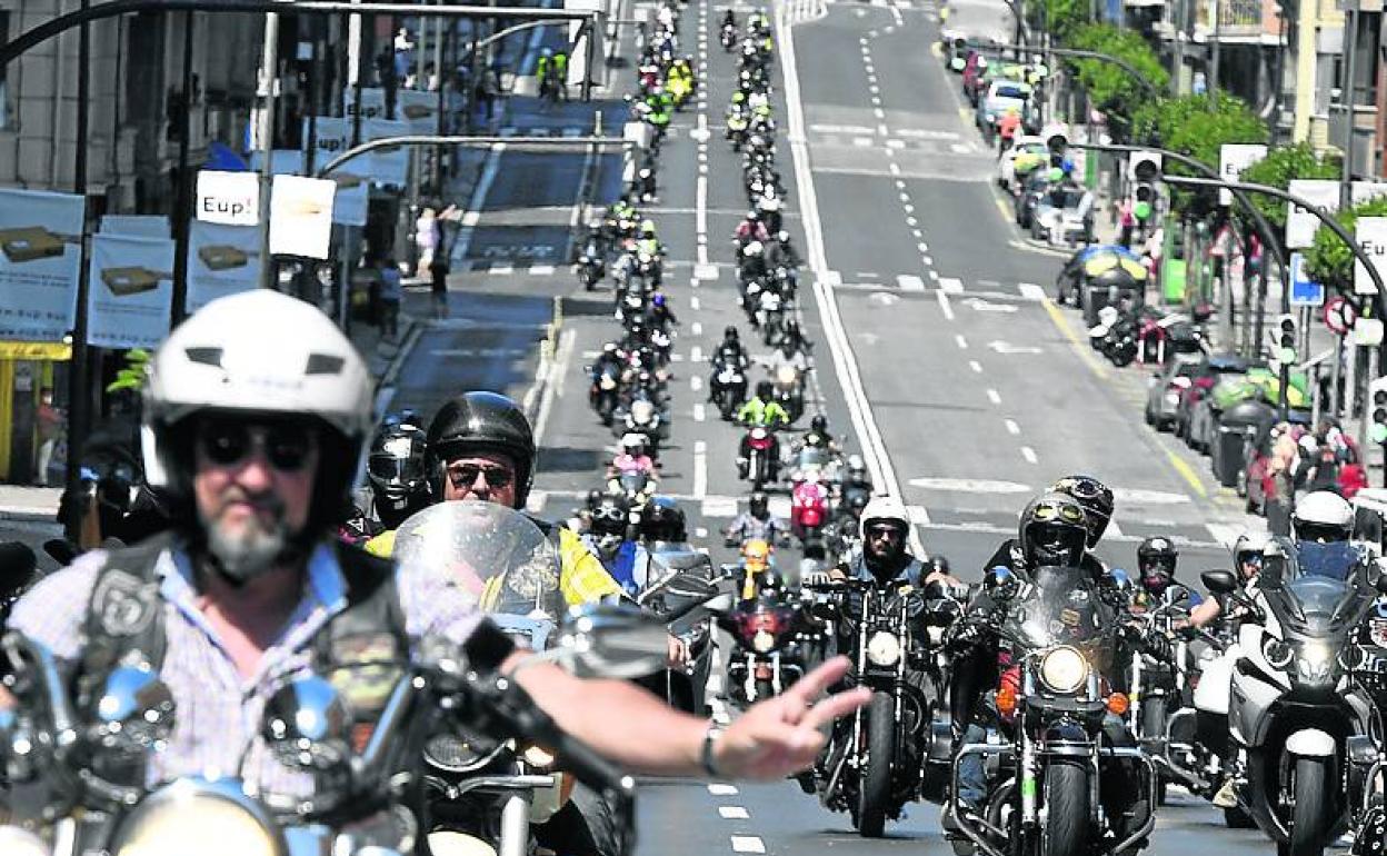 Las motos realizaron la ruta en dos filas hasta su llegada al Palacio Foral.