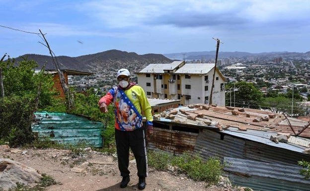 Imagen principal - Arriba, el padrastro de Yulimar, con una sudadera con la imagen de la atleta. Abajo, su primer entrenador, Jesús Velásques, delante de un cartel en el que aparece la saltadora. Junto a ello, una joven practicando en una deteriorada pista donde Yulimar nació. 