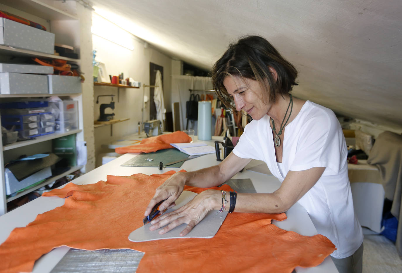 Fotos: La artesana que lo dejó todo para ser feliz y ahora crea los bolsos más deseados de Getxo