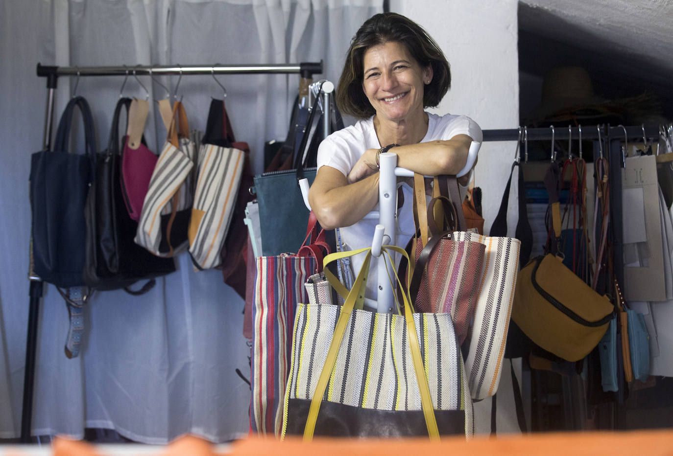 Fotos: La artesana que lo dejó todo para ser feliz y ahora crea los bolsos más deseados de Getxo