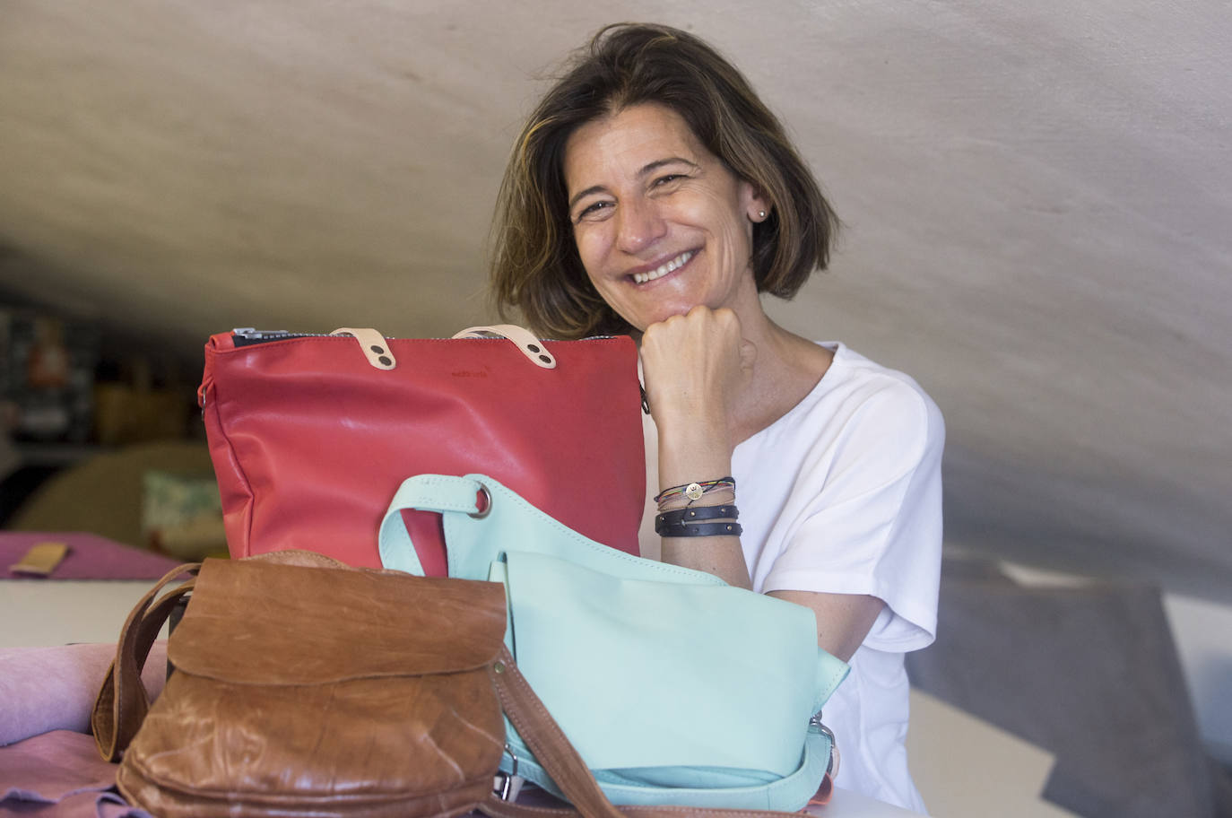 Fotos: La artesana que lo dejó todo para ser feliz y ahora crea los bolsos más deseados de Getxo