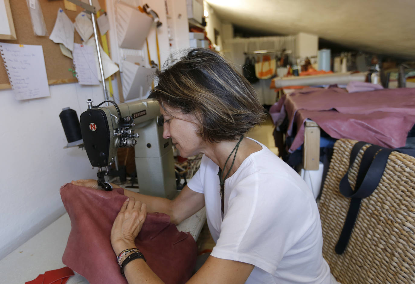 Fotos: La artesana que lo dejó todo para ser feliz y ahora crea los bolsos más deseados de Getxo