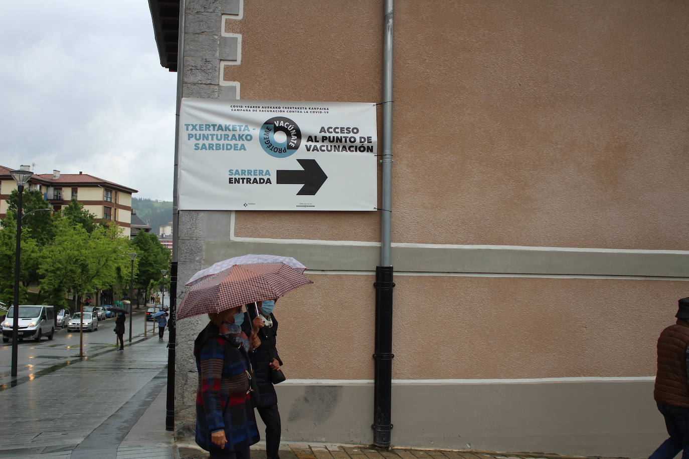 Dos mujeres acceden al centro de vacunación de Llodio. 