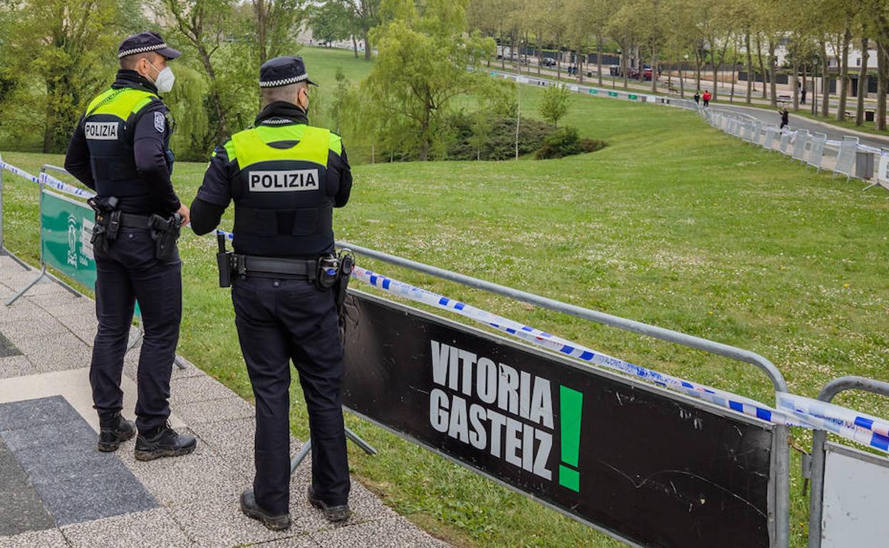 Dos agentes locales, en las campas de Armentia. 