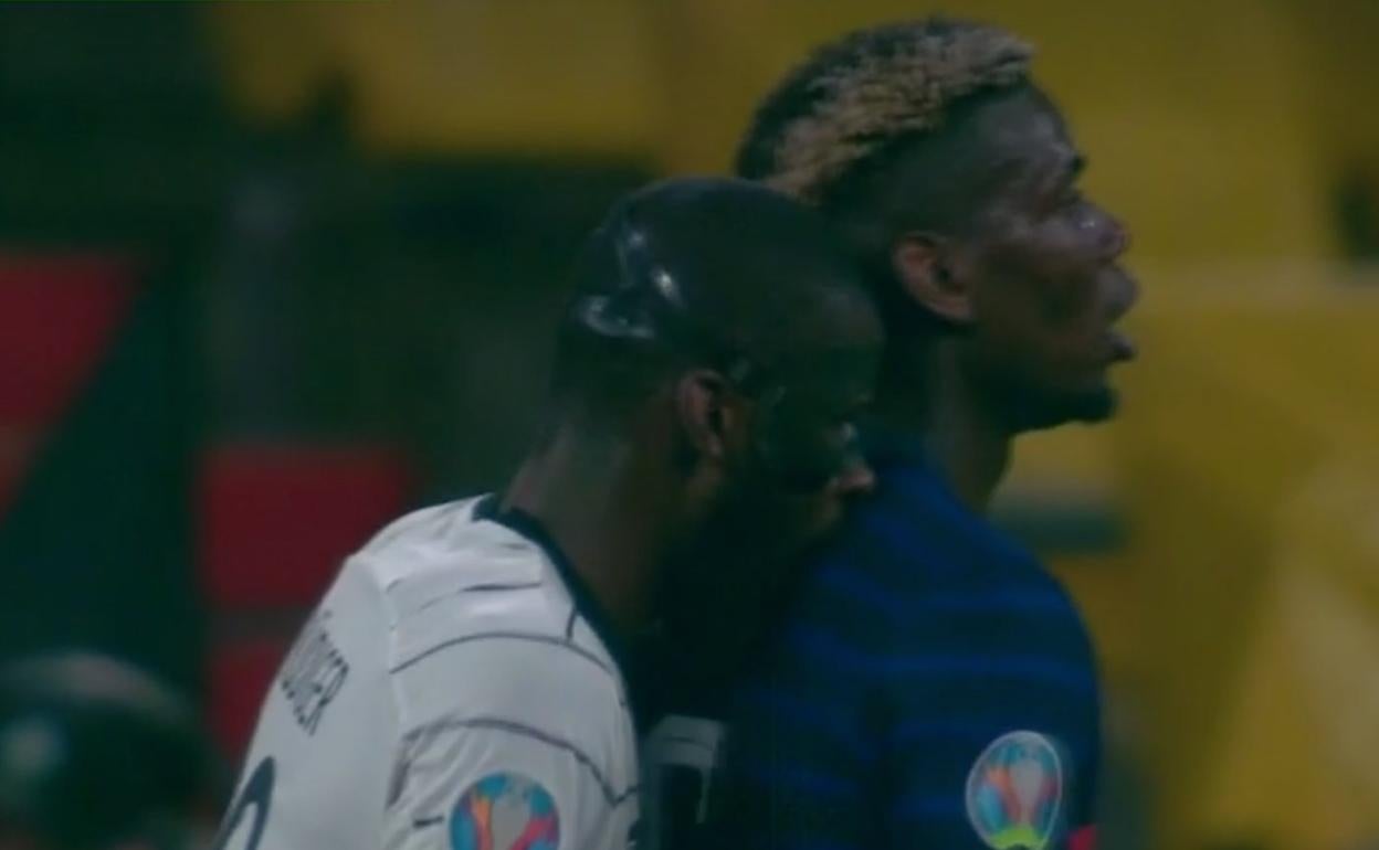 Mordisco de Rüdiger a Pogba