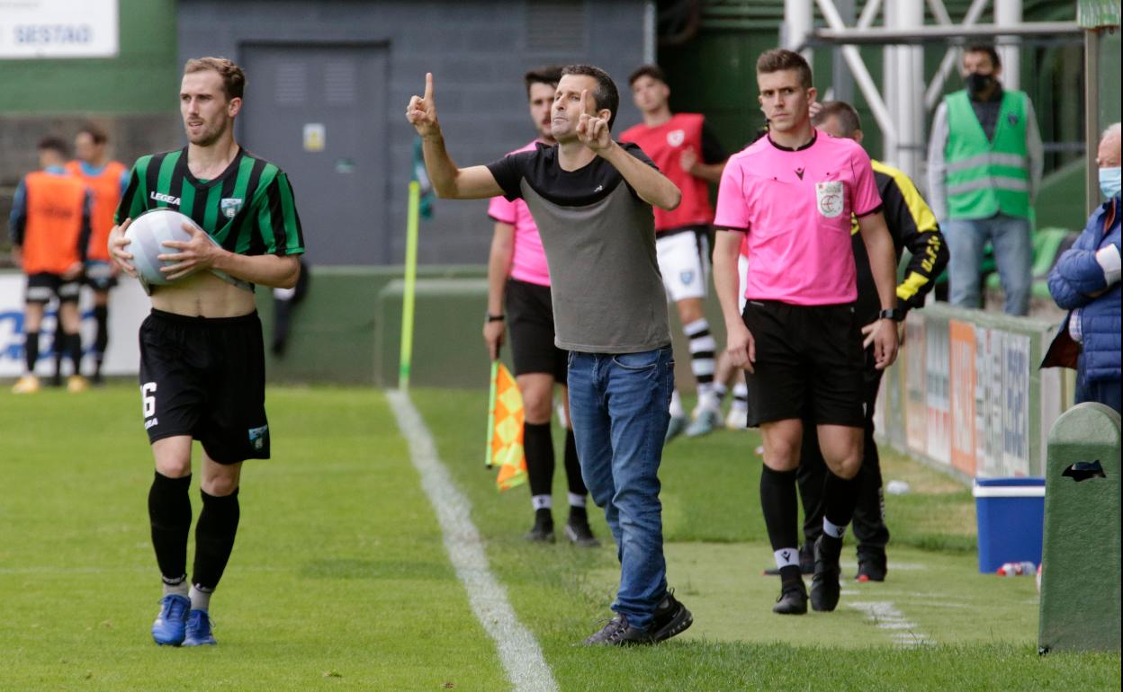 Igor Oca dirigiendo su último partido con el Sestao River 