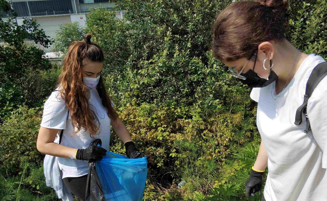 Zuriñe Pérez y Daiana Fernández participaron en la recogida de residuos en el entorno de Ballonti a través de la campaña '1m2 contra la basuraleza'.