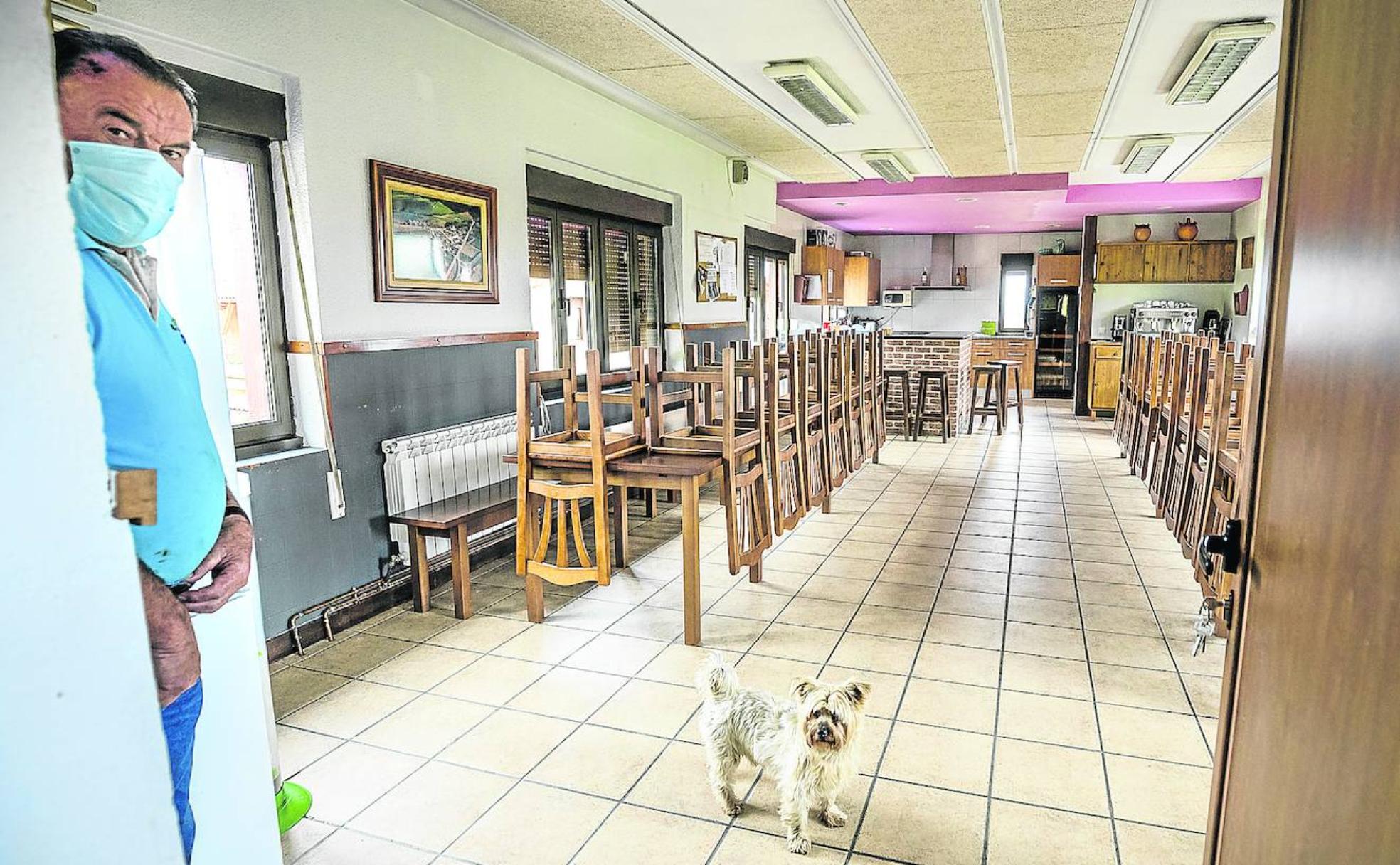 José Luis Ruiz de Azua muestra el interior del centro social de Egileta, su pueblo. «Da muchísima pena verlo cerrado», lamenta el hombre. 