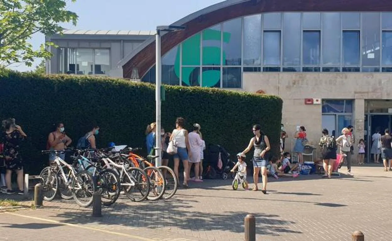 Decenas de personas hacían cola a las cinco de la tarde de ayer para entrar a la piscina de Astola