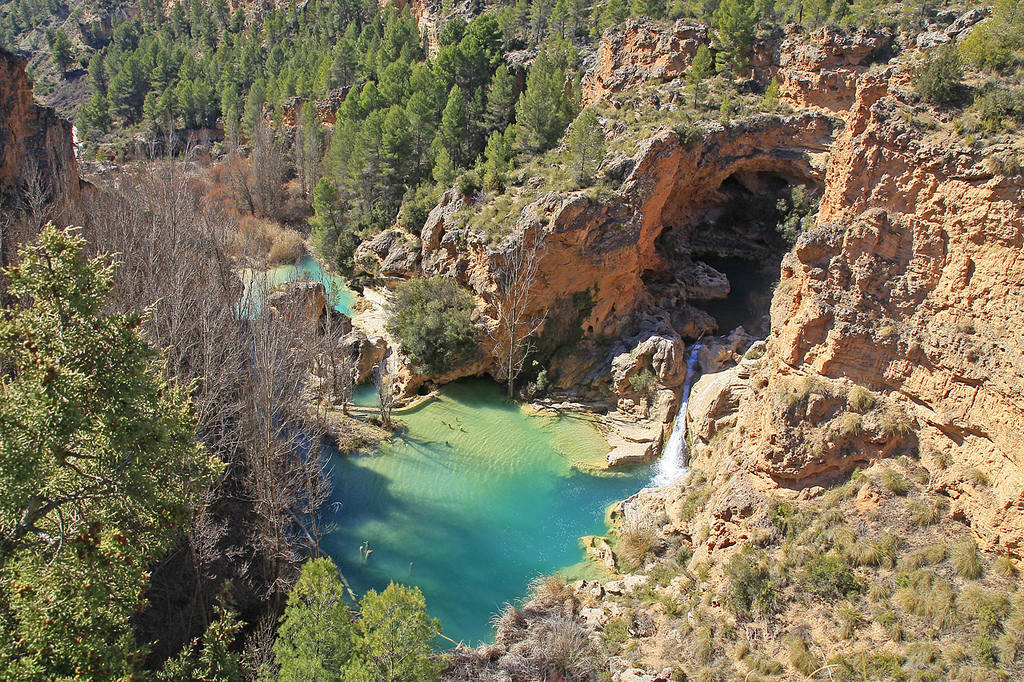 Las Chorreras (Cuenca). Se trata de un conjunto de saltos, cascadas y pozas de agua cristalina, declarados Reserva de la Biosfera del Valle del Cabriel. Este increíble paraje natural es similar al que podemos encontrar en islas paradisíacas por lo que bien merece una visita este verano.