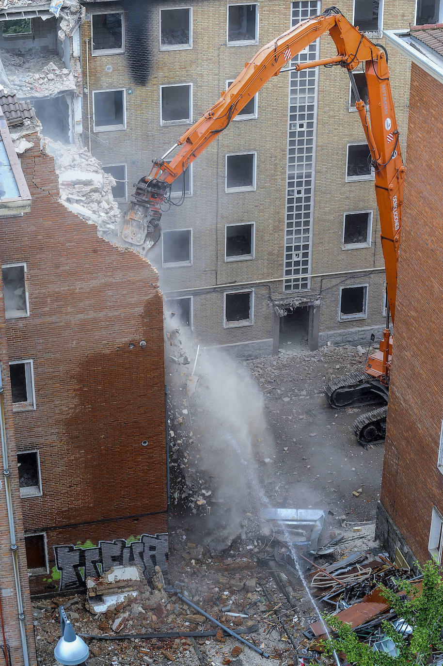 Fotos: Así se ha realizado el derribo de los bloques de Olárizu