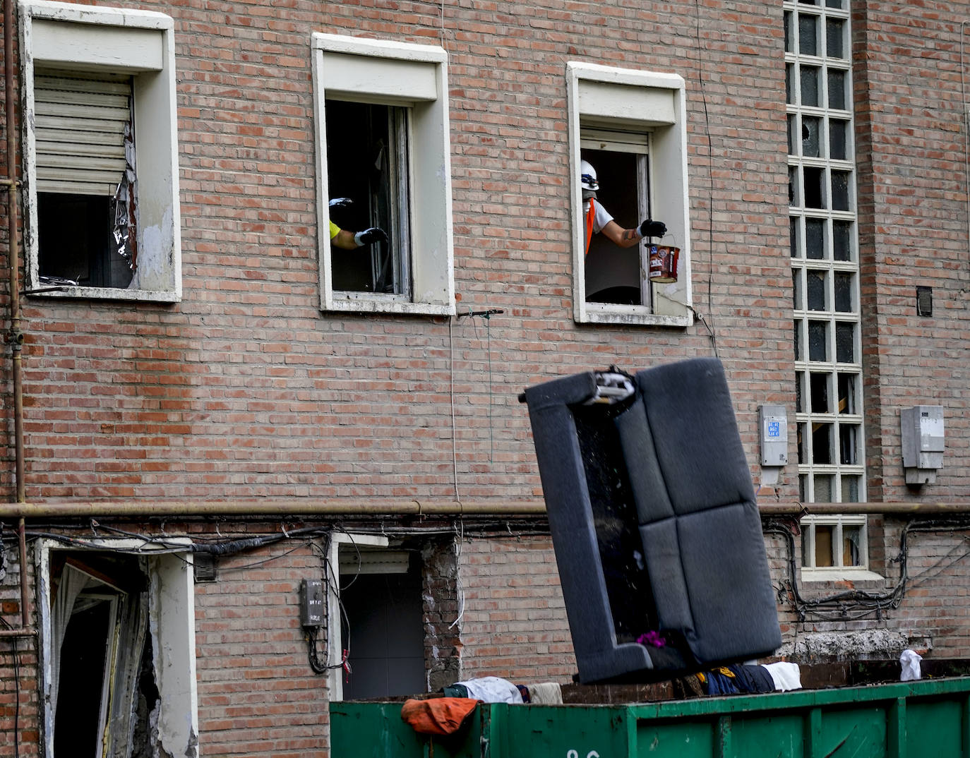 Fotos: Así se ha realizado el derribo de los bloques de Olárizu