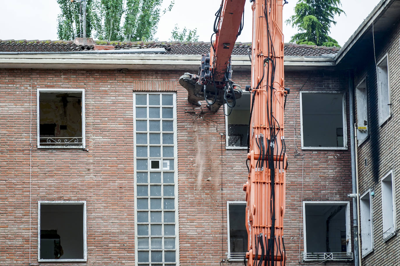 Fotos: Así se ha realizado el derribo de los bloques de Olárizu