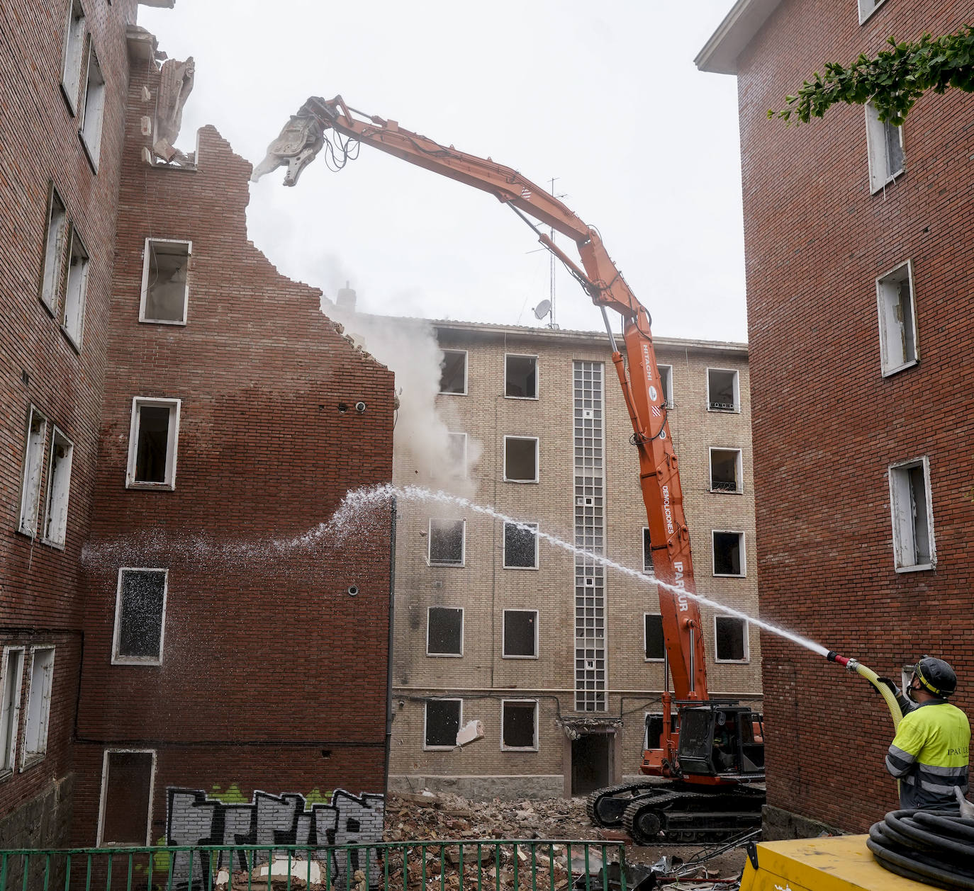 Fotos: Así se ha realizado el derribo de los bloques de Olárizu