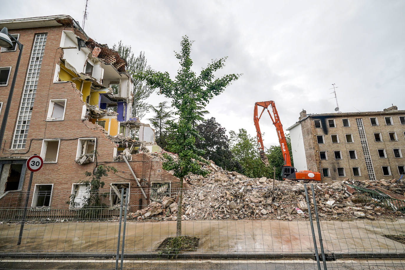 Fotos: Así se ha realizado el derribo de los bloques de Olárizu