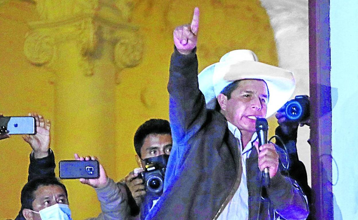 Pedro Castillo se dirige a sus seguidores desde la sede del partido Perú Libre en Lima. 