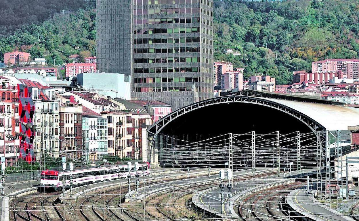 Imagen de la terminal ferroviaria de Abando, cuya emblemática cubierta está incluso contemplada en el proyecto de la nueva estación como un valor industrial a proteger. 