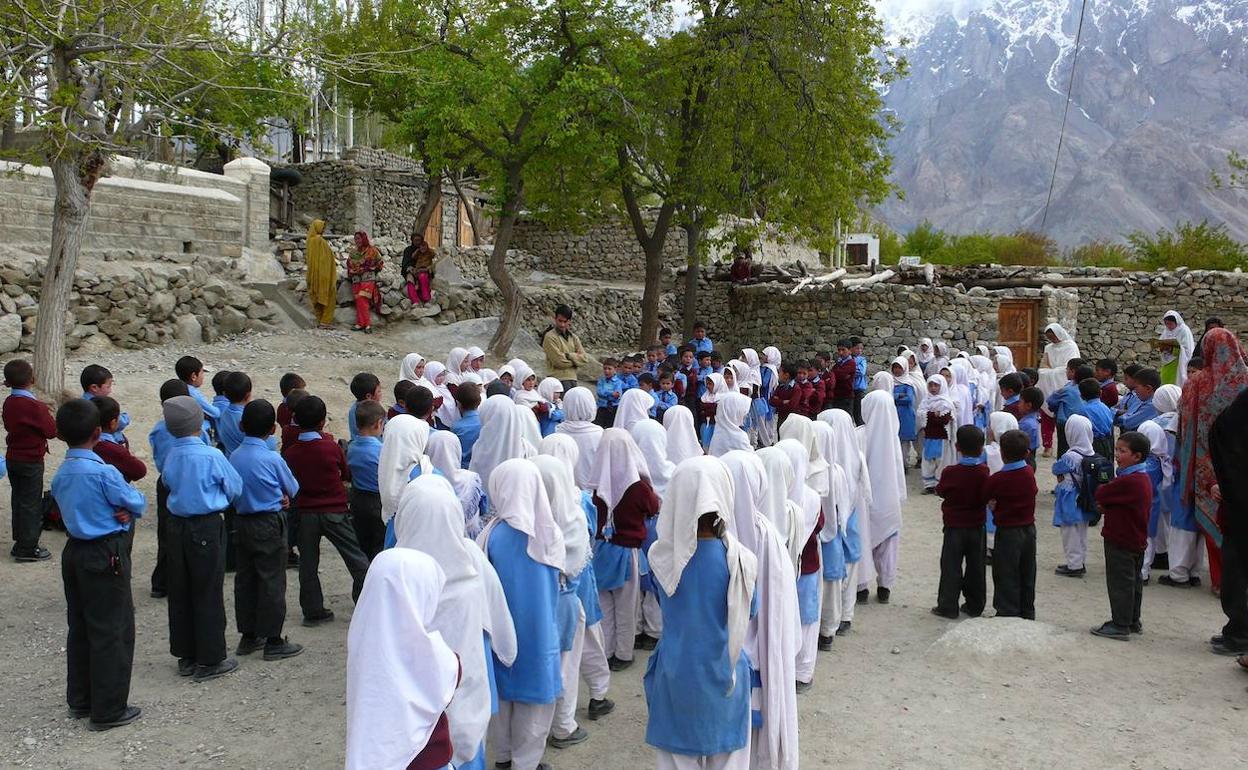 Baltistan Fundazioak gazteenei eman dizkie laguntzak.