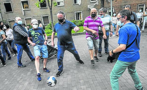 Imagen principal - Los que fueron 'los niños y niñas de Olárizu' se abrazaron en el reencuentro y no dudaron en evocar los juegos de su niñez.