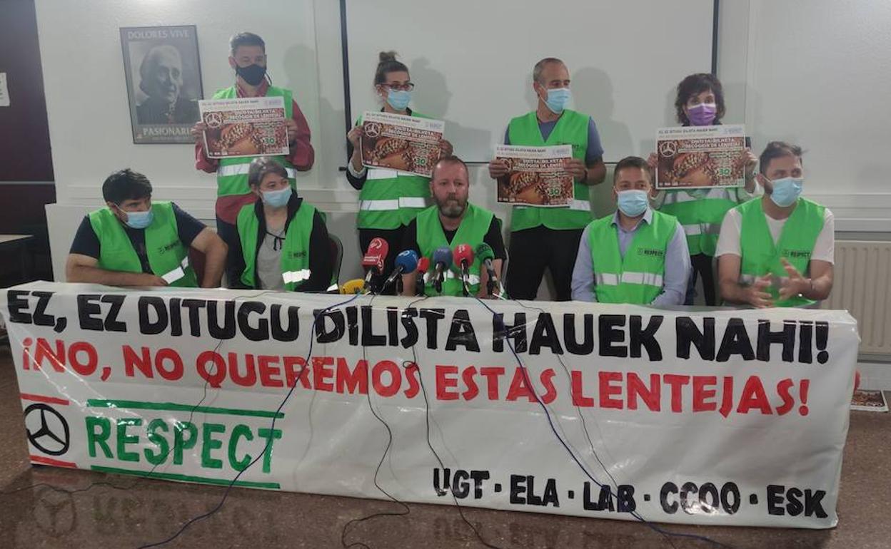 Miembros del comité de Mercedes Benz en Vitoria durante la rueda de prensa de esta mañana.