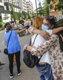 Imagen secundaria 2 - Los que fueron 'los niños y niñas de Olárizu' se abrazaron en el reencuentro y no dudaron en evocar los juegos de su niñez.