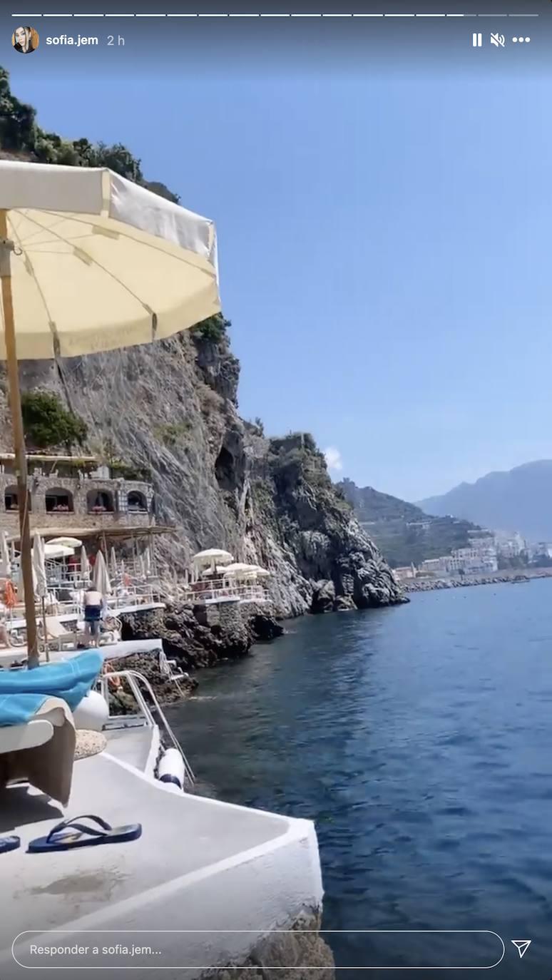 El agua de la costa italiana, donde está Álex Berenguer, invita a echarse un chapuzón.