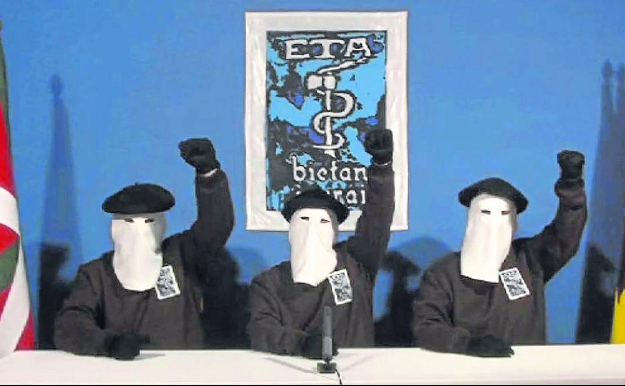 Final. Tres encapuchados anuncian el fin de la violencia, en octubre de 2011.