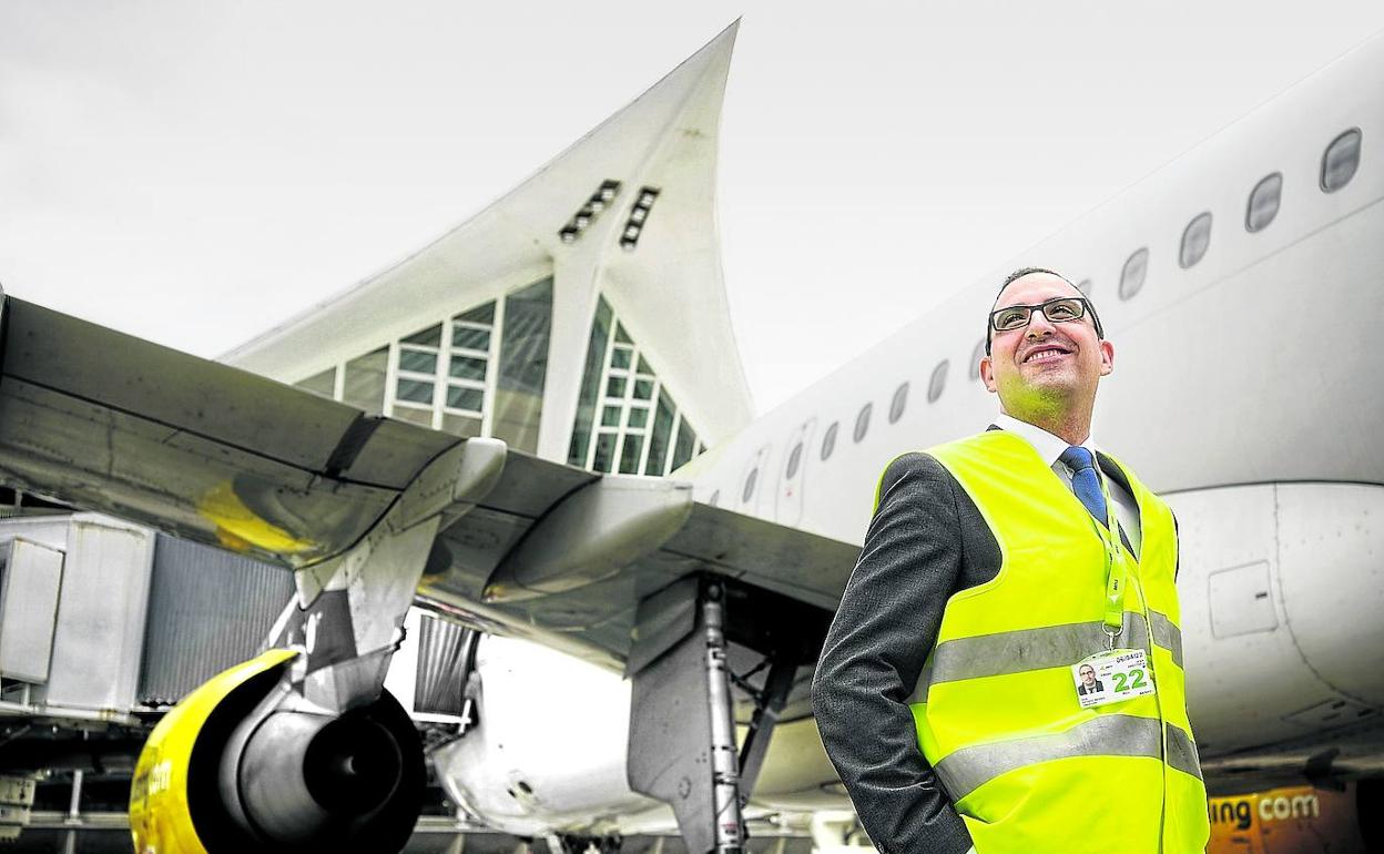 El nuevo director de Loiu, ingeniero de formación, posa junto a un avión de Vueling, con la terminal de Calatrava de fondo. 