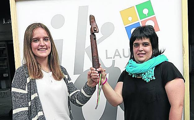 Paula González e Igone Zubizarreta recogen el testigo o lekuko.