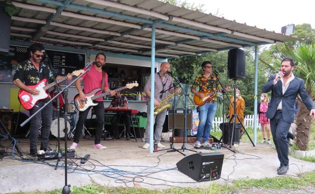 El septeto, con el baterista casi siempre tapado.