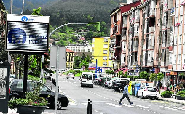 Vecinos de Muskiz se concentran para denunciar las últimas agresiones