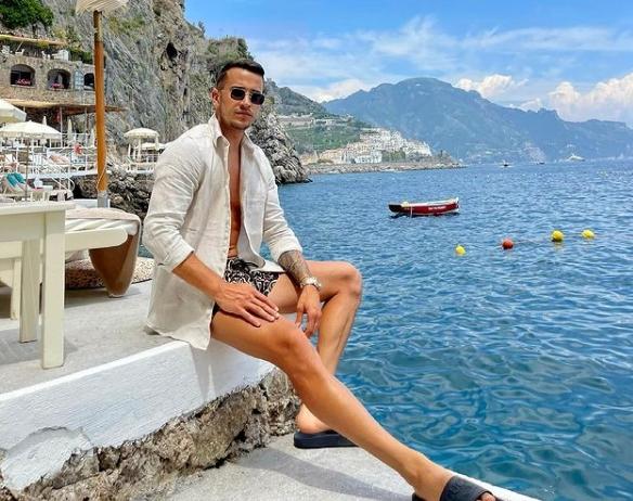 Álex Berenguer posando con el mar de fondo en el lujoso hotel italiano en el que pasa sus vacaciones junto a su pareja Julia.