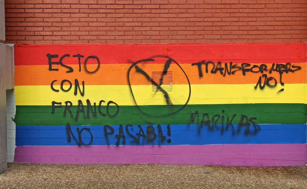 El mural arcoíris ha amanecido con diversas pintadas.