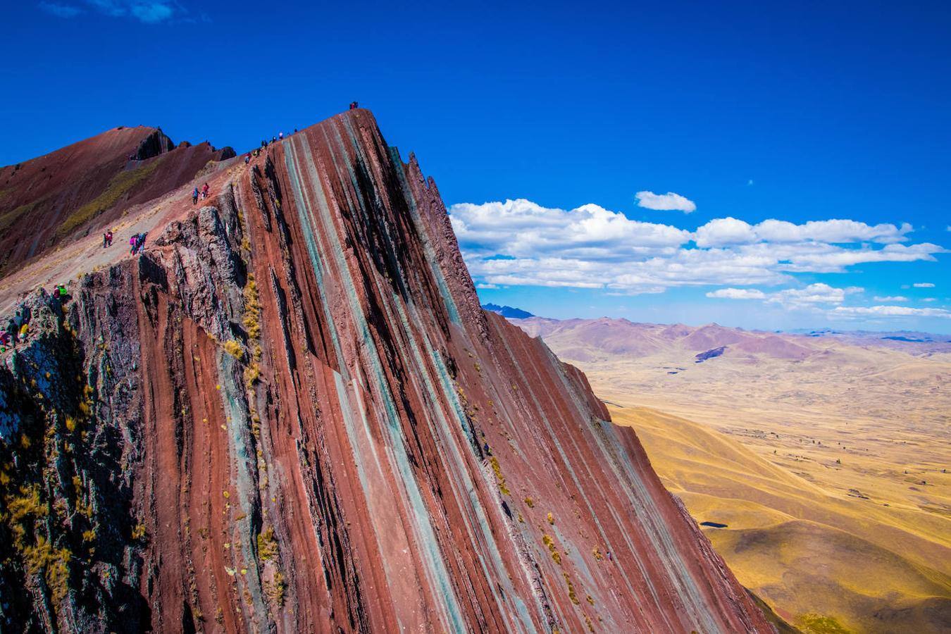 Montaña Pallay Punchu: Esta montaña es uno de los nuevos destinos turísticos de Cusco y una de las montañas de colores más recientes, ya que fue descubierta en plena cuarentena. Una montaña ubicada a 194 km de la ciudad de Cusco, que cuenta con una altitud de 4.791 m y en la que su compleja combinación de minerales ha dado como resultado un manto multicolor de tonos rojizos, morados, verdes, rosas, blancos... 