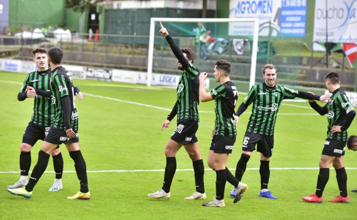 Txema Pan, uno de los descartes, celebra un gol en Las Llanas 